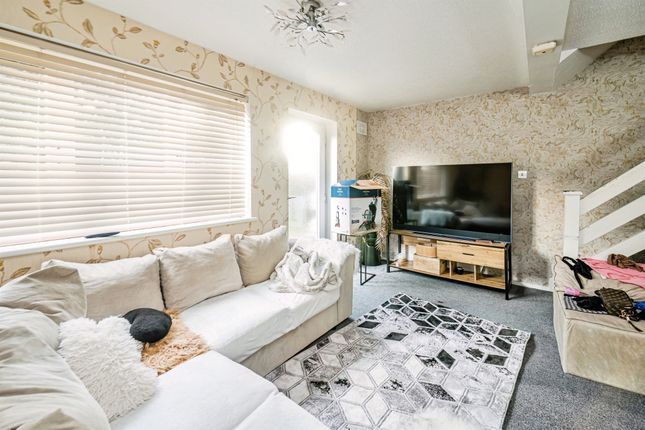 390, Rochfords Gardens, Slough photo 4