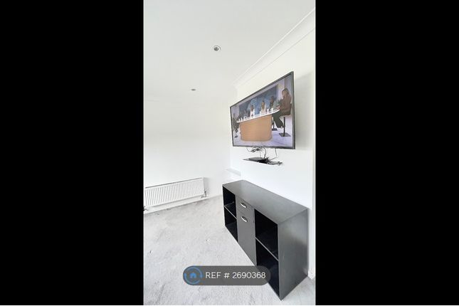 Holly Road, Wainscott, Rochester photo 3