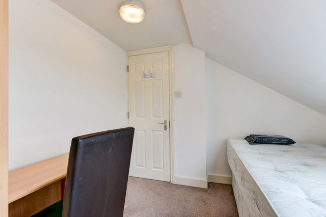 A Bright And Inviting Double Bedroom With Ample Sp...