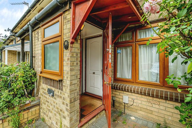 15, Meadow Close, Leyton photo 3