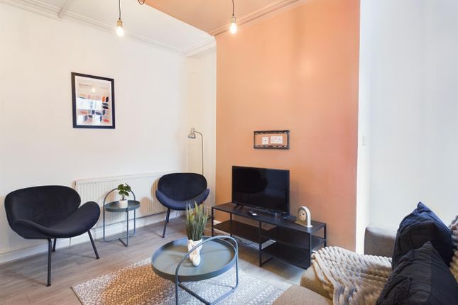 A Stylish And Inviting Modern Living Room Perfect ...