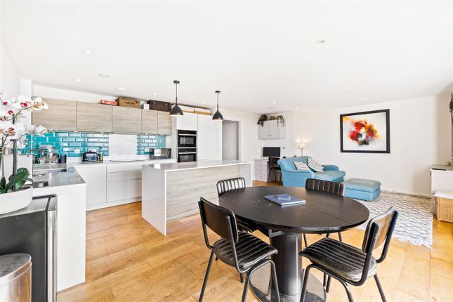 Flat for sale in Kingsway, Hove