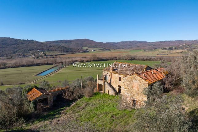 Country house for sale in Magione, Umbria, Italy
