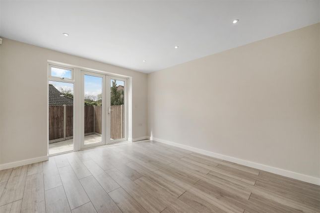 Flat to rent in South Vale, Sudbury Hill, Harrow