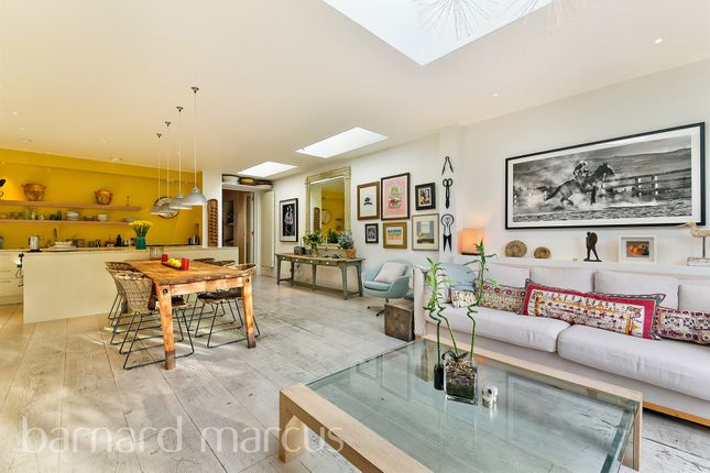 End terrace house for sale in Valetta Road, London