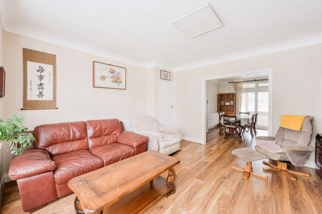 19, Chalgrove Avenue, Morden photo 4