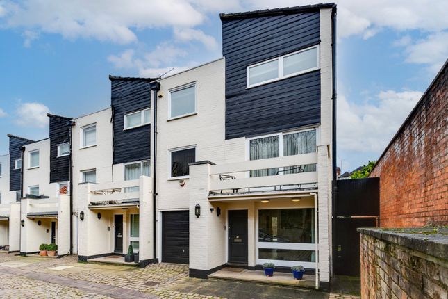End terrace house for sale in Bramalea Close, Highgate, London