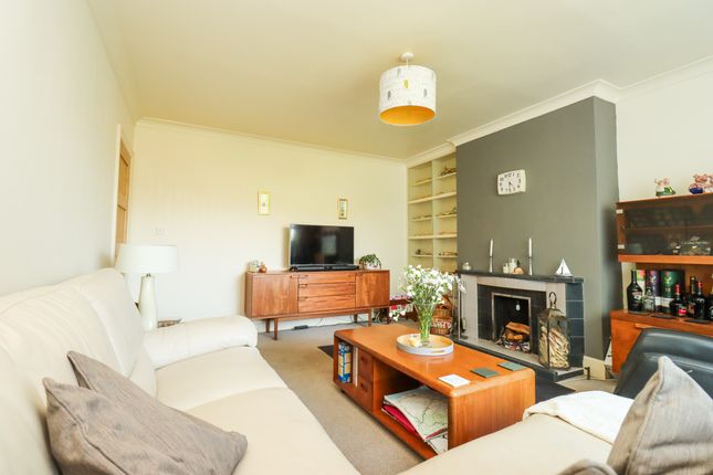 9, Lodge Gardens, Gristhorpe photo 2