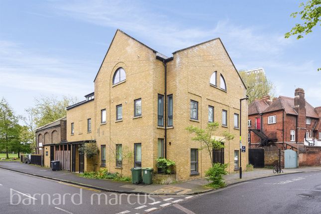Thumbnail Flat for sale in Courland Grove, London