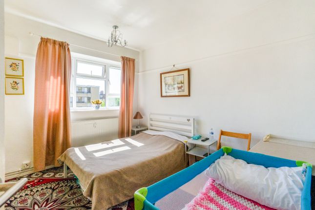 Flat 18, Elgar Court, Blythe Road, London photo 4