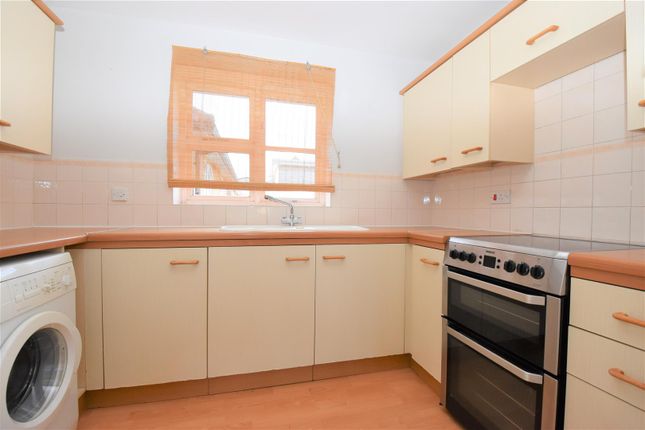 Flat to rent in Stafford Place, Horley