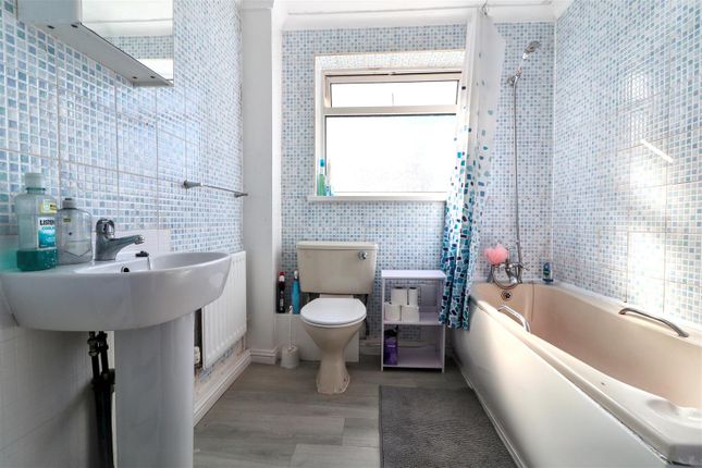 19, Clarence Gardens, Crook photo 4