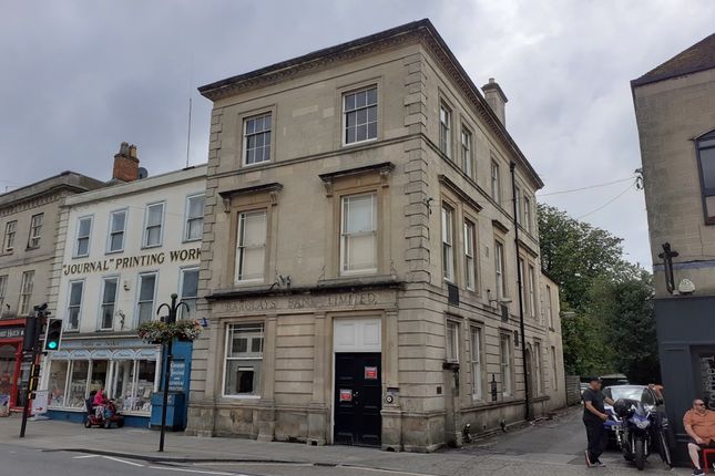 Retail premises to let in 32 Market Place, Warminster, Wiltshire
