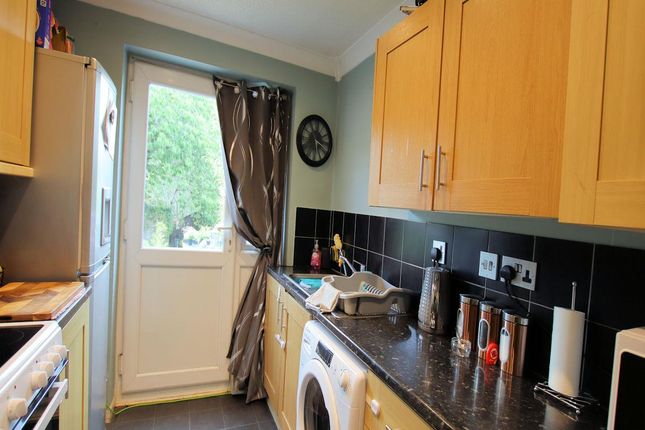 72, Wealden Way, Reading photo 4