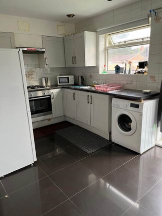 8, Drew Gardens, Greenford photo 4
