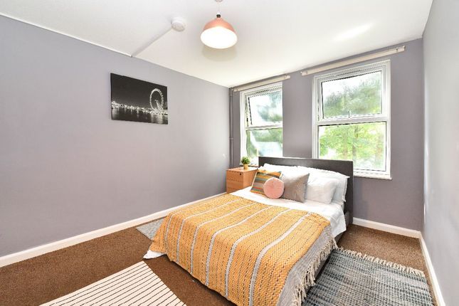 Room 2, 29 Amhurst Road, London photo 4
