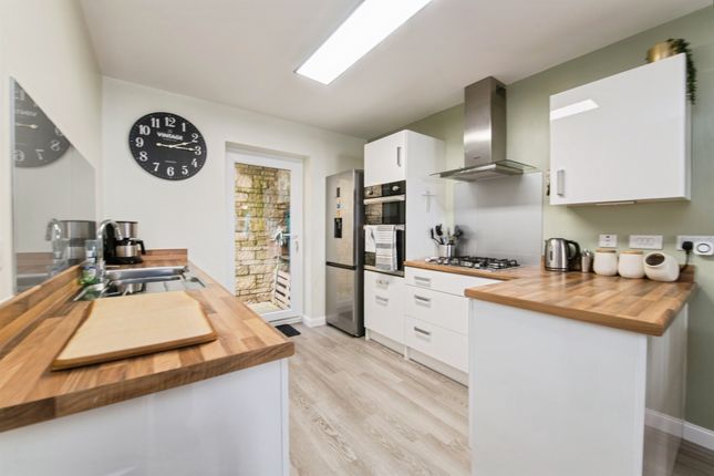 35, Cloakham Drive, Axminster photo 3