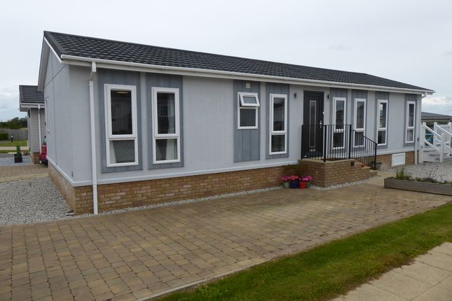 2-bed caravan on 42 Honeysuckle Way, Meadowlands Court, Bude, £190,000