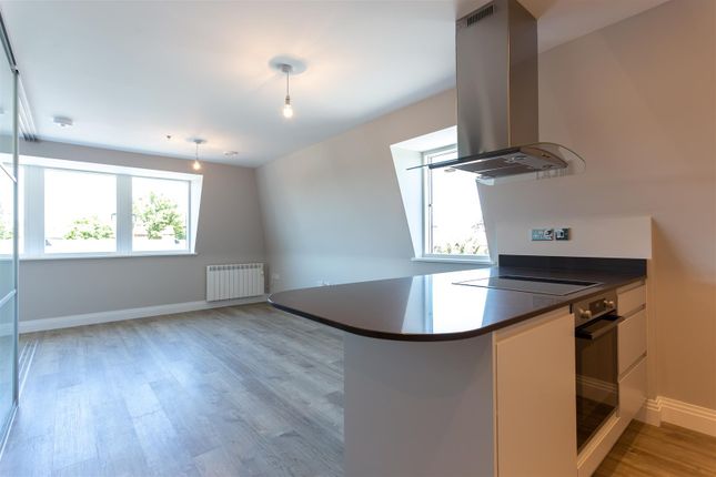 Flat 3, One High Street, Egham photo 3