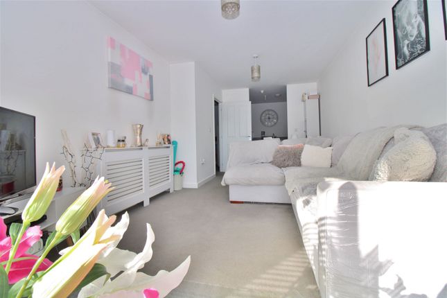 Thumbnail Flat for sale in Discovery Drive, Swanley