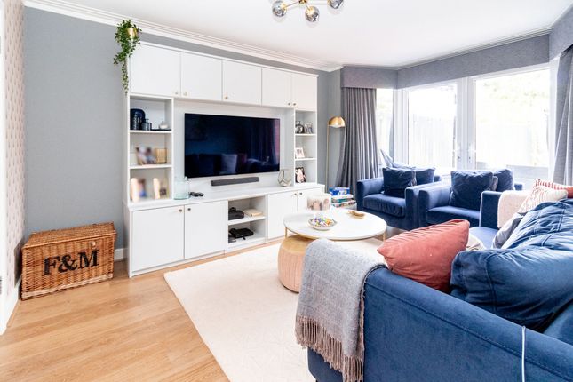 23 Parsons Crescent, Edgware photo 4