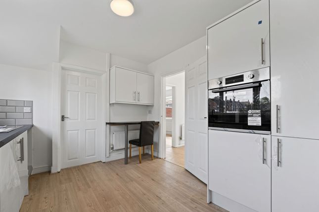 14 Maple Grove, Stratford-Upon-Avon photo 4