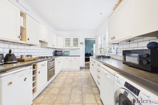 9, Weir Road, Chertsey photo 2