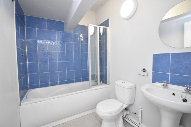 Flat B, 67, Broadfield Road, London photo 4