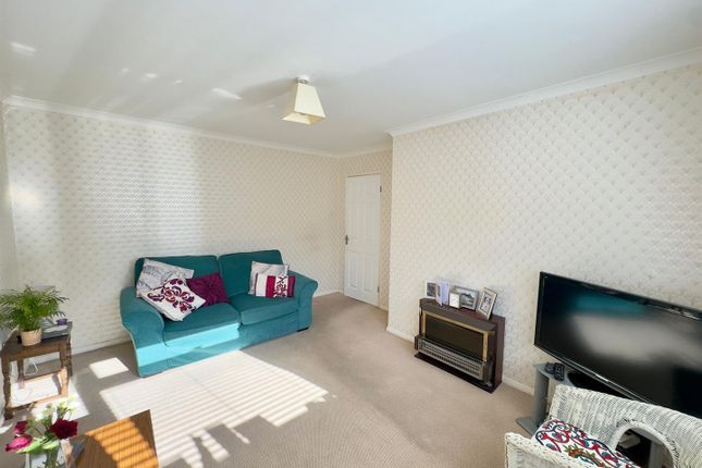 2, Andrews Close, Fleet photo 4