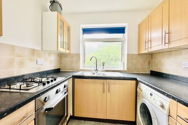 12, Willis Close, Epsom photo 4