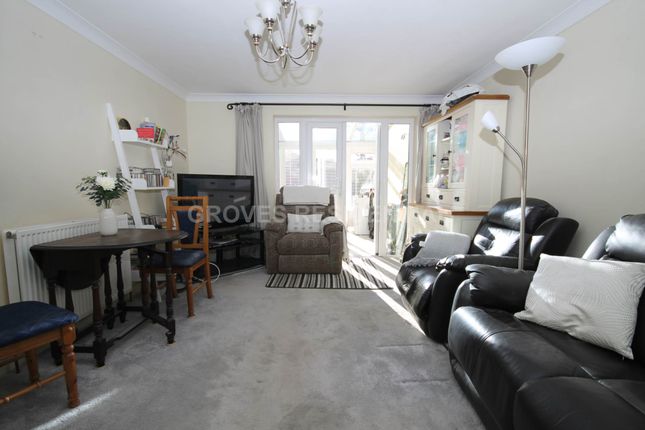 12, Windrush, New Malden photo 4