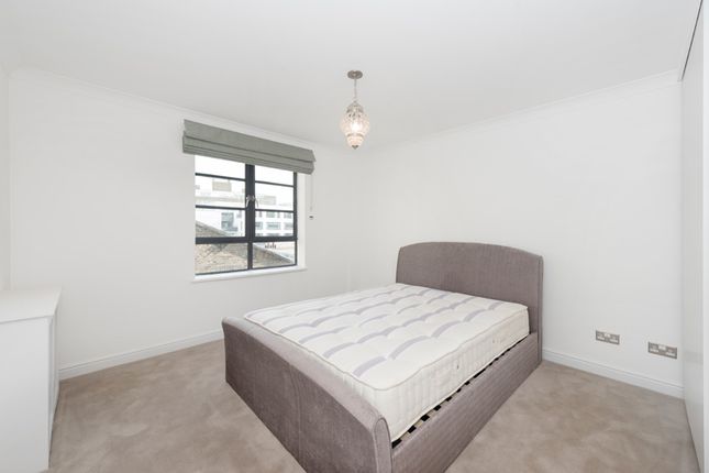 Flat for sale in Curlew Street, London