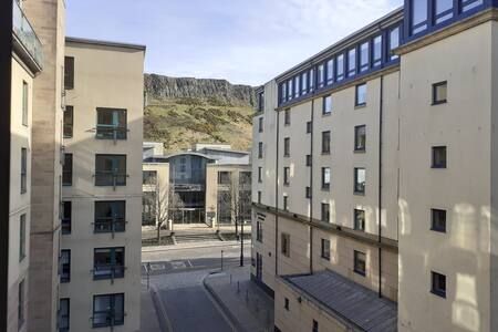 Flat to rent in Holyrood Road, Edinburgh