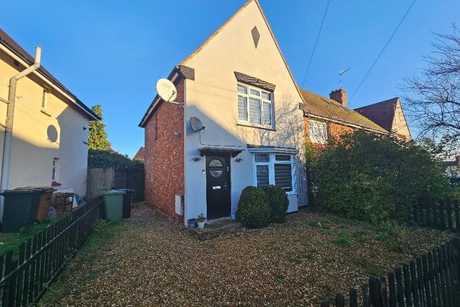 Semi-detached house to rent in Jubilee Crescent, Wellingborough, Northamptonshire.