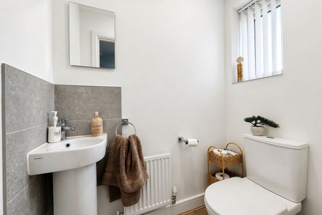 15, Dixon Close, Staffordshire photo 4