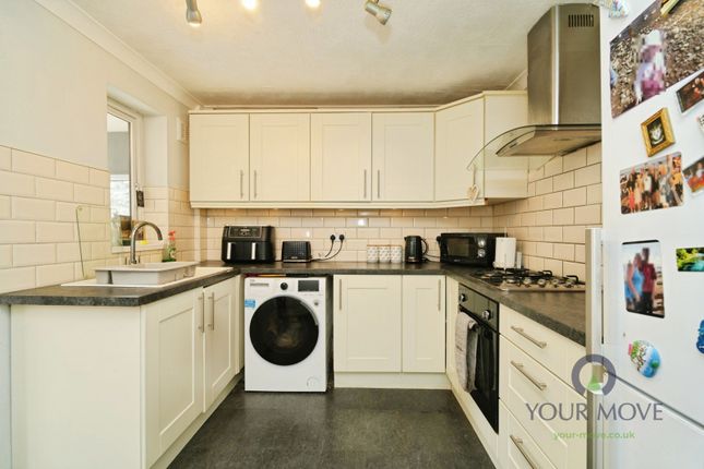8, Buckinghamshire Park Close, Oldham photo 3