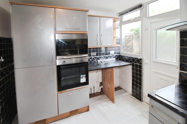 35, Farfield Grove, Bradford photo 5