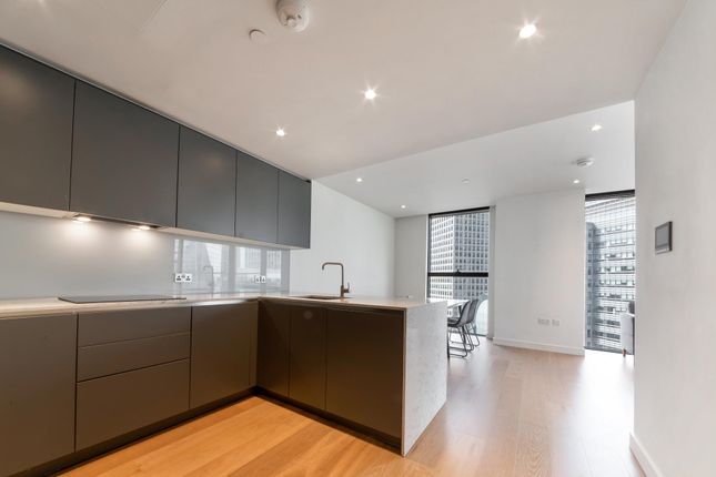 Flat for sale in Hampton Tower, South Quay Plaza