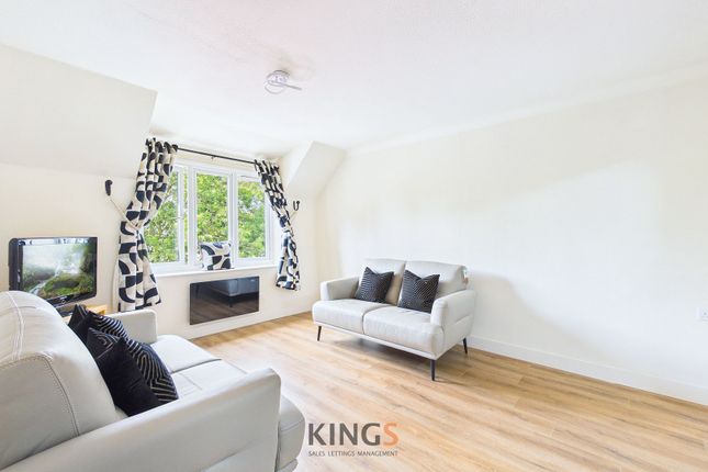 Flat, 27 Ashley Court, Hatfield photo 3