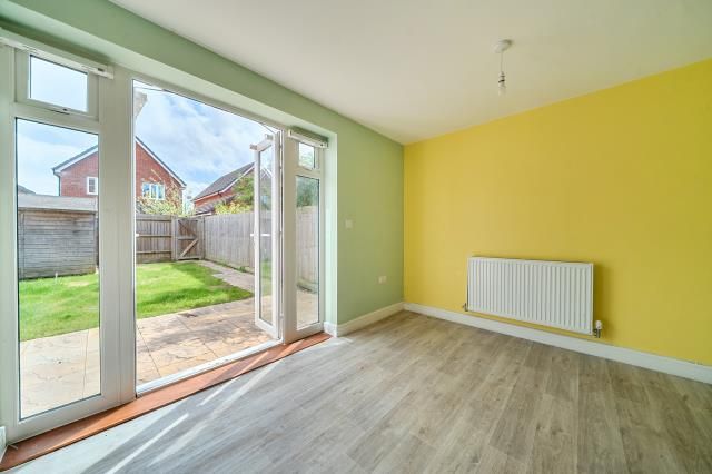 14, Queen Gardens, Didcot photo 2