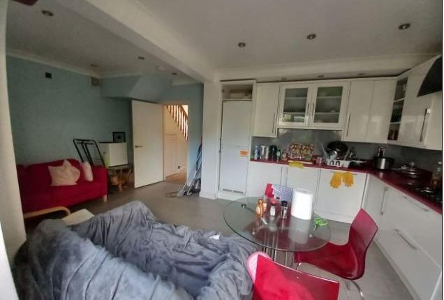 15, Almond Close, Egham photo 2