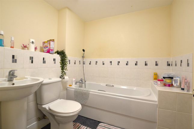 Flat for sale in Suffolk Drive, Gloucester