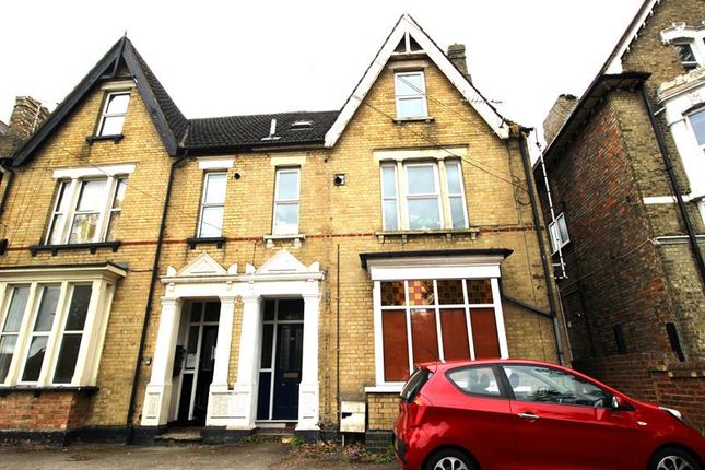 Flat to rent in Clapham Road, Bedford