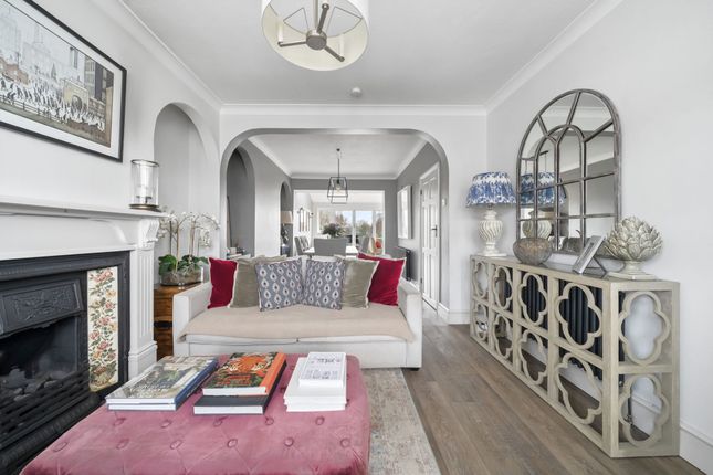 24 Bush Road, Buckhurst Hill photo 4