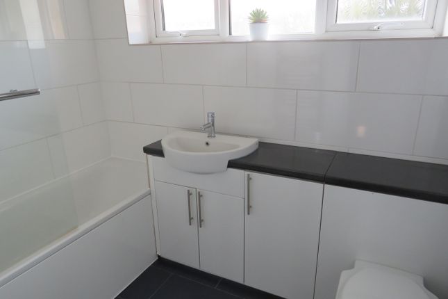 Property to rent in Baker Close, Crawley