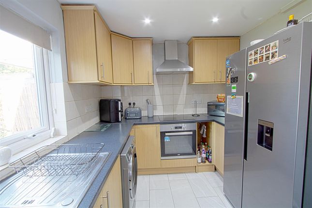 25, Ravensfield, Basildon photo 5