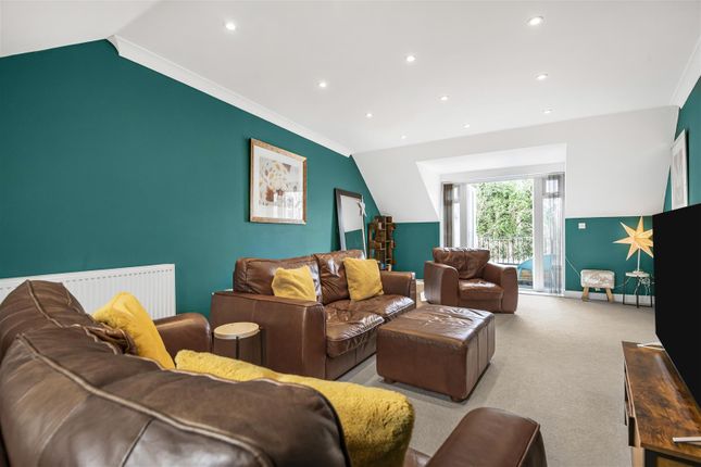 Town house for sale in Reservoir Crescent, Reading