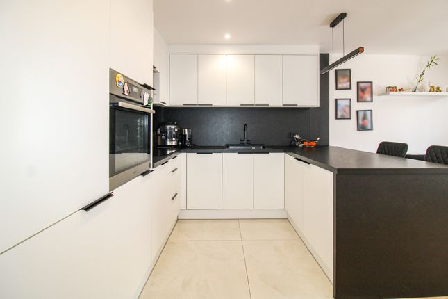 7, Almondale Court, Farnborough photo 3