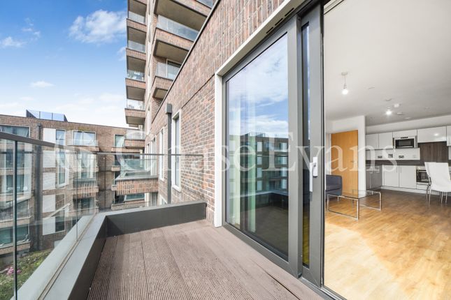 Flat to rent in Connaught Heights, Waterside Park, London