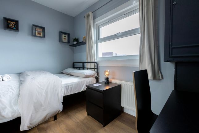 12B, London photo 4